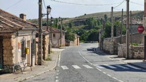 La torre que vigila las eras (I) 6 Apenas 5 calles dan forma al casco urbano de Valle de San Pedro.