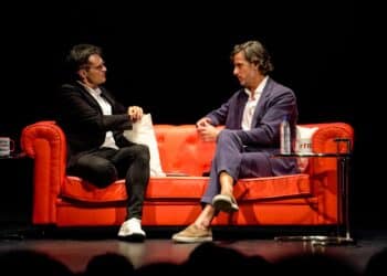 Feliciano López, junto a Luis Larrodera durante su intervención en el Teatro Juan Bravo dentro del Foro Internacional del Deporte./ HÉCTOR CRIADO