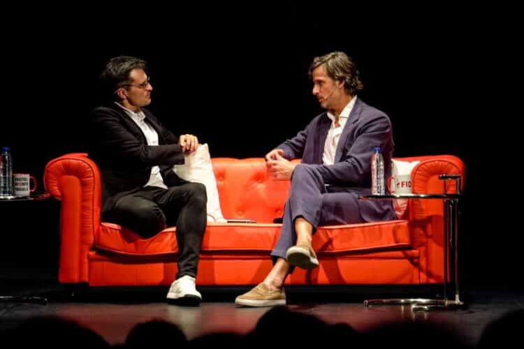 Feliciano López, junto a Luis Larrodera durante su intervención en el Teatro Juan Bravo dentro del Foro Internacional del Deporte./ HÉCTOR CRIADO