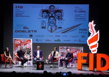 Los protagonistas del Doblete del Atlético de Madrid, junto a la periodista Patricia Cazón./HÉCTOR CRIADO