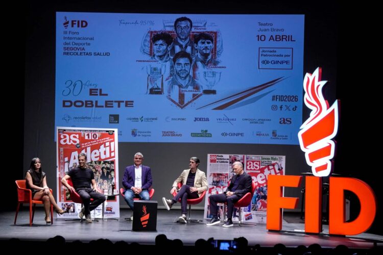 Los protagonistas del Doblete del Atlético de Madrid, junto a la periodista Patricia Cazón./HÉCTOR CRIADO