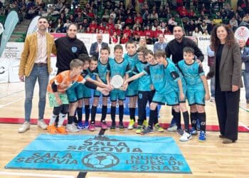 Los jóvenes jugadores del Sala Segovia sujetan el trofeo./ SEGOSALA