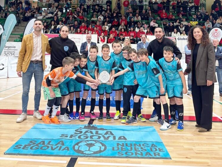 Los jóvenes jugadores del Sala Segovia sujetan el trofeo./ SEGOSALA
