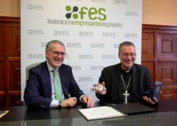 El presidente de la FES, Andrés Ortega y el obispo Jesús Vidal durante el encuentro./HÉCTOR CRIADO