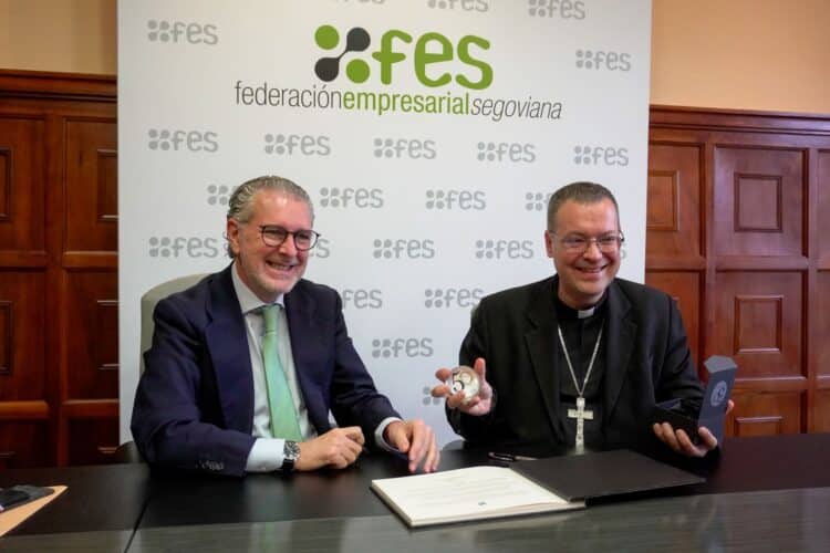 El presidente de la FES, Andrés Ortega y el obispo Jesús Vidal durante el encuentro./HÉCTOR CRIADO