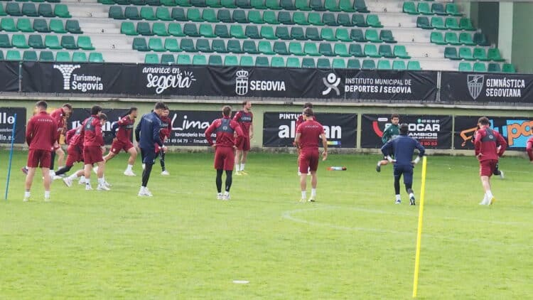 Robles: “Estoy convencido de que el fútbol será justo con la Segoviana” 1 Primera sesión de entrenamiento de la Segoviana a las órdenes de Alejandro Robles./ALEJANDRA SERNA