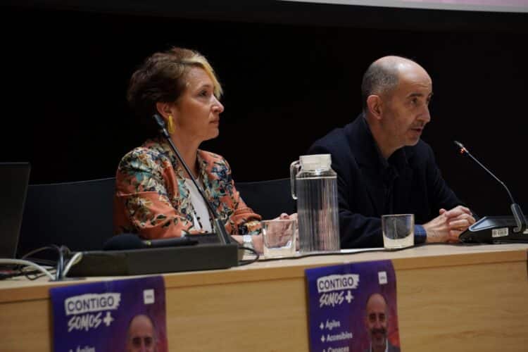 El candidato a su paso por el campus María Zambrano. /ALEJANDRA SERNA