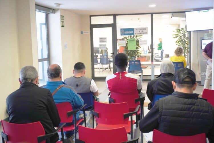 Solicitudes de empadronamiento en el Centro Cívico de San José, en Segovia, en el inicio del proceso. Alejandra Serna