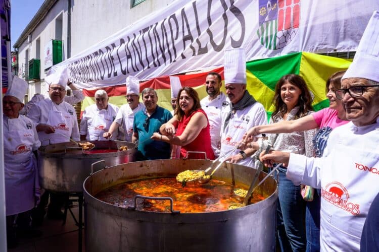 Autoridades junto a la Asociación de Cocineros de Segovia/HÉCTOR CRIADO