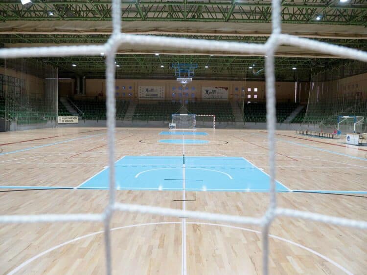 Cancha vacía del pabellón Pedro Delgado./ J.M.