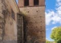 Torre campanario de la iglesia de San Pedro en la población de Valle.