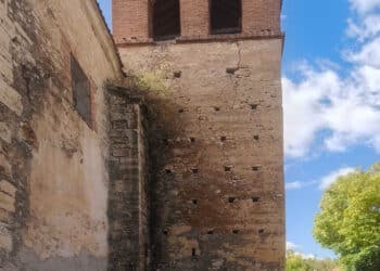 Torre campanario de la iglesia de San Pedro en la población de Valle.