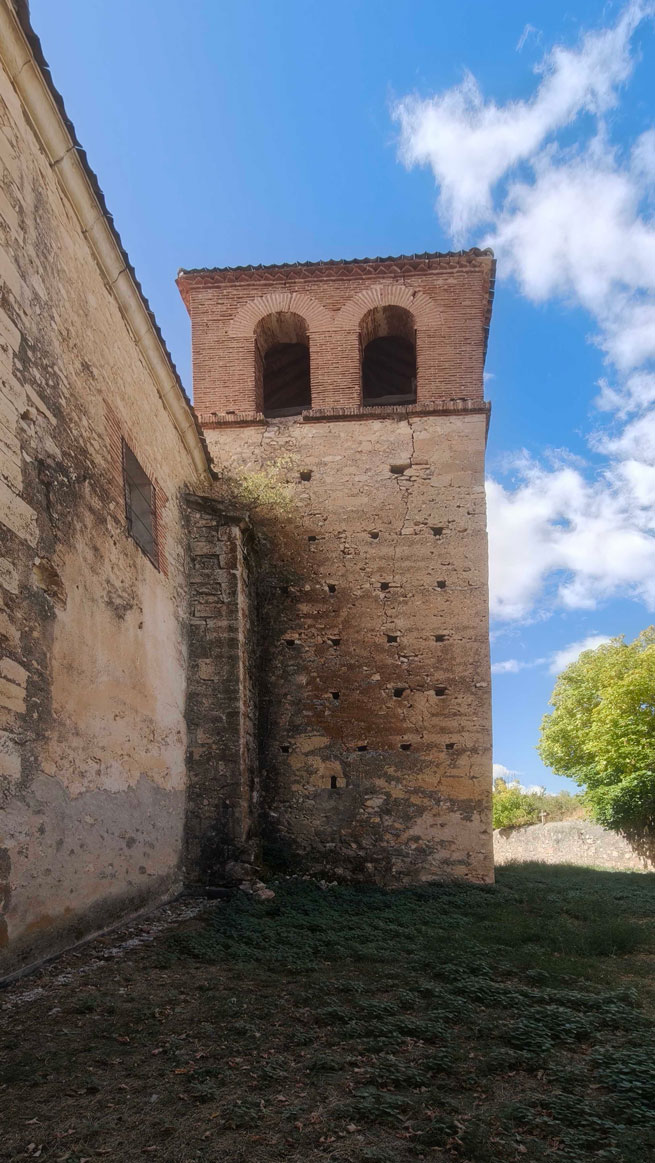 La torre que vigila las eras (I) 1 Torre campanario de la iglesia de San Pedro en la población de Valle.