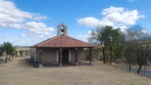 La torre que vigila las eras (I) 10 En las afueras de Valle de San Pedro encontramos la ermita de San Roque.