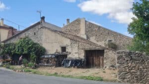Las casas de La Salceda siguen luciendo sus fachadas revestidas de piedra.
