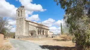Iglesia románica de San Miguel Arcángel, en Tenzuela.
