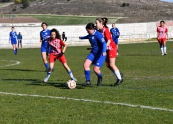 Un instante del duelo entre Cuéllar y San Pedro./DARÍO CACHORRO