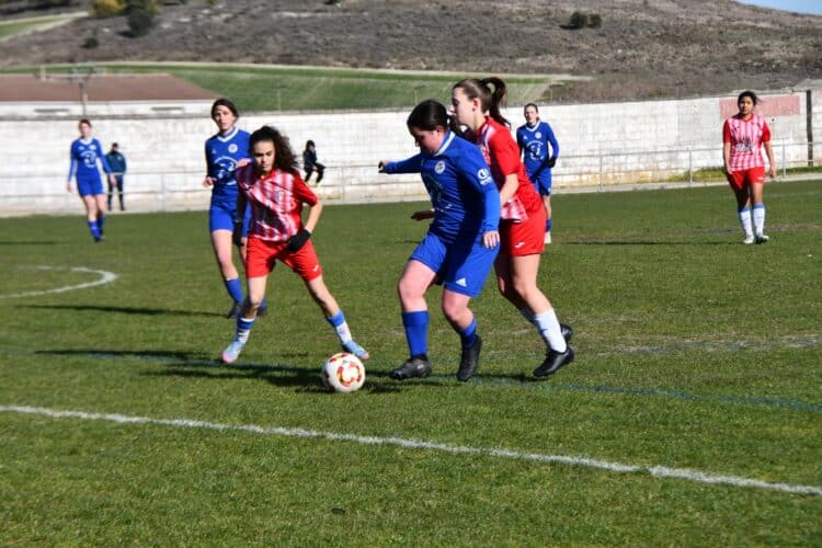 Un instante del duelo entre Cuéllar y San Pedro./DARÍO CACHORRO