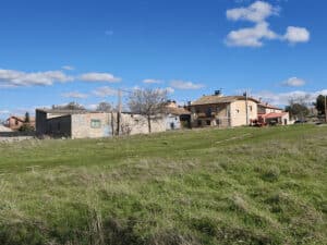 Perogordo se asienta sobre un terreno pedregoso con ligeras ondulaciones.
