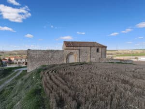 San Bartolomé está situada sobre un pequeño promontorio a las afueras de Torredondo.