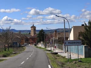 La iglesia de la Virgen de la Cerca se alza sobre los tejados de Madrona.