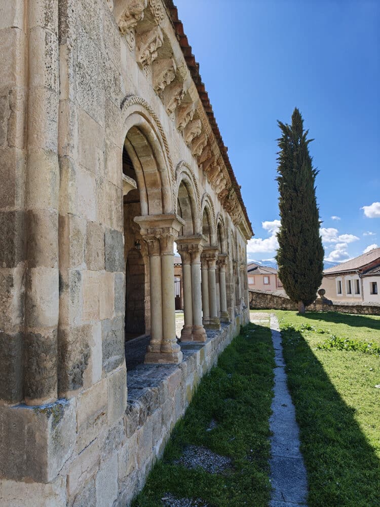 Iglesia de la Virgen de la Cerca en Madrona.