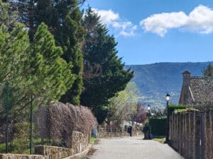 La sierra de Guadarrama asoma al fondo de la urbanización La Atalaya.