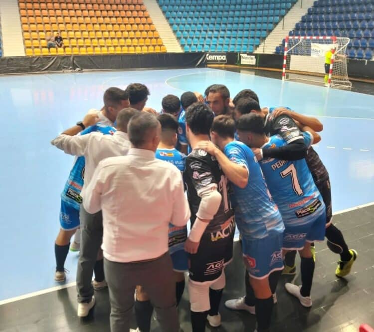 La plantilla del equipo segoviano antes de un encuentro del presente curso./CD SAN CRISTÓBAL