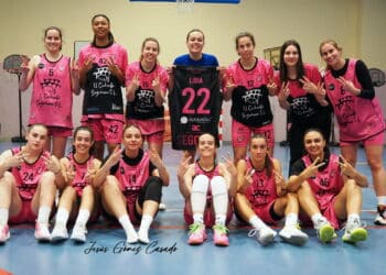 La plantilla del equipo segoviano celebra su victoria en casa frente a Ponce./JESÚS GÓMEZ