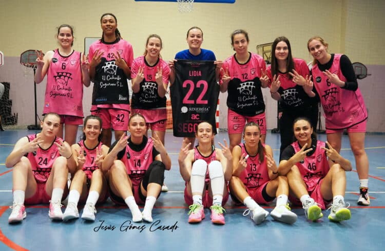 La plantilla del equipo segoviano celebra su victoria en casa frente a Ponce./JESÚS GÓMEZ