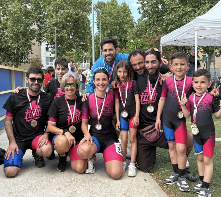 Delegación del club segoviano en la cita en Valladolid./SEGOVIA PATINA