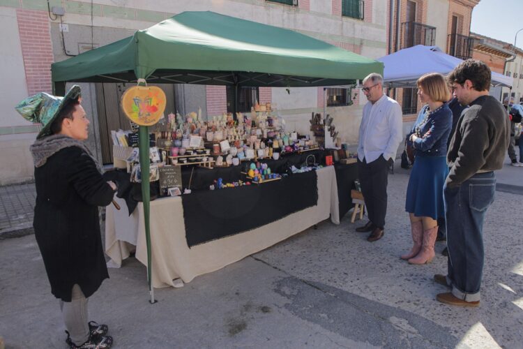 Magdalena Rodríguez visita uno de los puestos. /DIPUTACIÓN DE SEGOVIA
