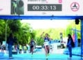 Águeda Marqués cruza la línea de meta proclamándose ganadora del 10K en la prueba celebrada en Madrid. / Zurich Rock 'n' Roll Running Series Madrid