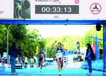 Águeda Marqués cruza la línea de meta proclamándose ganadora del 10K en la prueba celebrada en Madrid. / Zurich Rock 'n' Roll Running Series Madrid