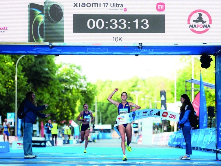 Águeda Marqués cruza la línea de meta proclamándose ganadora del 10K en la prueba celebrada en Madrid. / Zurich Rock 'n' Roll Running Series Madrid