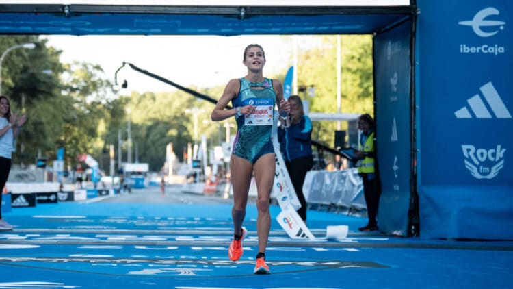 Águeda Marqués cruza la línea de meta proclamándose ganadora del 10K en la prueba celebrada en Madrid./MADRID RUN