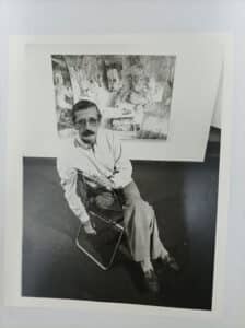 Aguirre, junto a uno de sus cuadros.