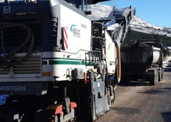 Trabajos de asfaltado del firme en una fotografía de archivo. / EL ADELANTADO