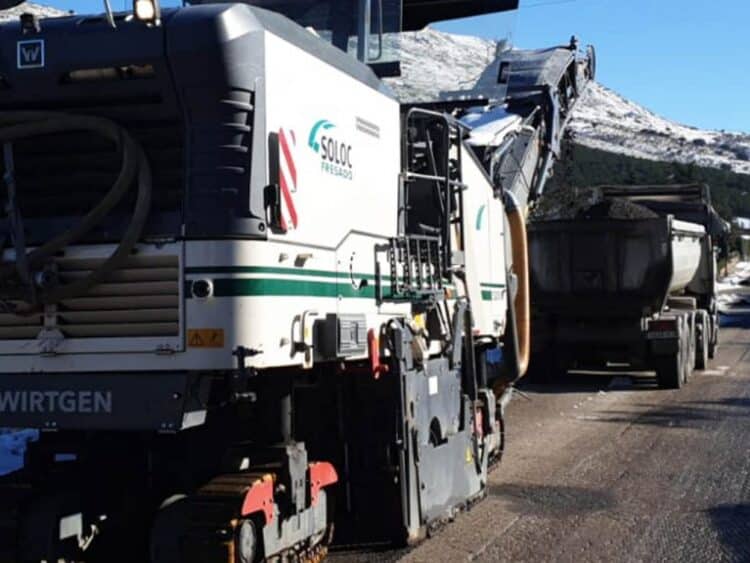 Trabajos de asfaltado del firme en una fotografía de archivo. / EL ADELANTADO