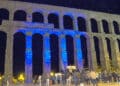El Acueducto, iluminado de color azul por el Día Mundial del Autismo. / HÉCTOR CRIADO