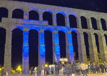 El Acueducto, iluminado de color azul por el Día Mundial del Autismo. / HÉCTOR CRIADO