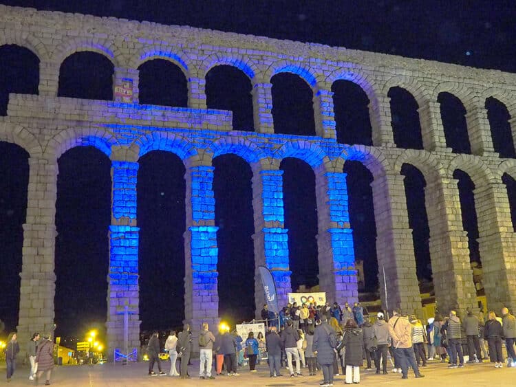 El Acueducto, iluminado de color azul por el Día Mundial del Autismo. / HÉCTOR CRIADO