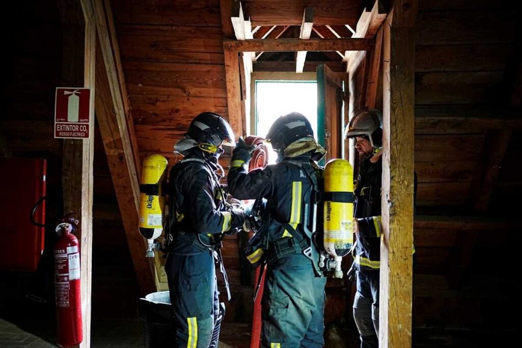 Bomberos trabajando en los desvanes del Alcázar.