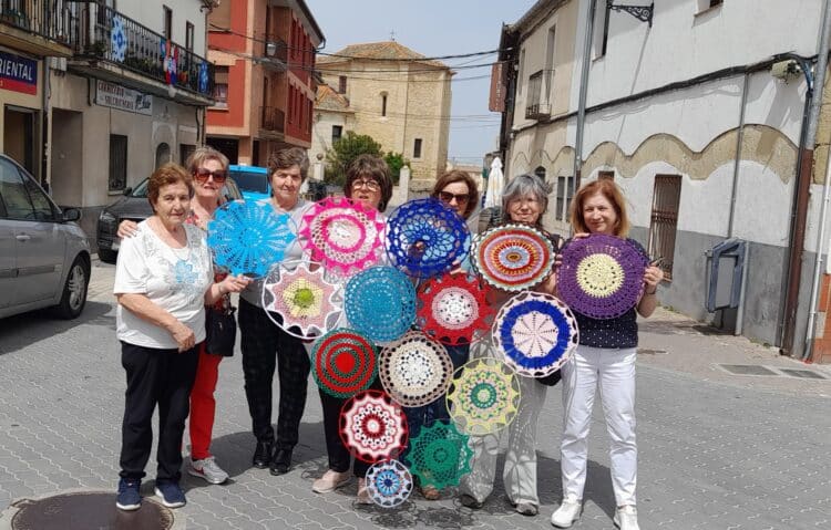 Adornos elaborados por el Club de Ganchillo / LOURDES MATARRANZ