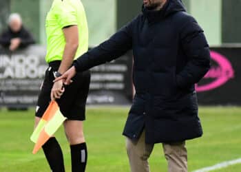 Joaquín Gómez en un instante de encuentro entre Segoviana y Marino de Luanco./J.MARTÍNG-.SEGOVIANA