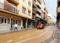 Un coche circulando por la calle peatonal de Blanca de Silos. / AYUNTAMIENTO DE SEGOVIA
