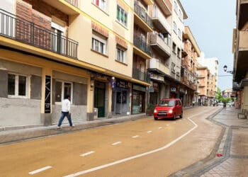 Un coche circulando por la calle peatonal de Blanca de Silos. / AYUNTAMIENTO DE SEGOVIA