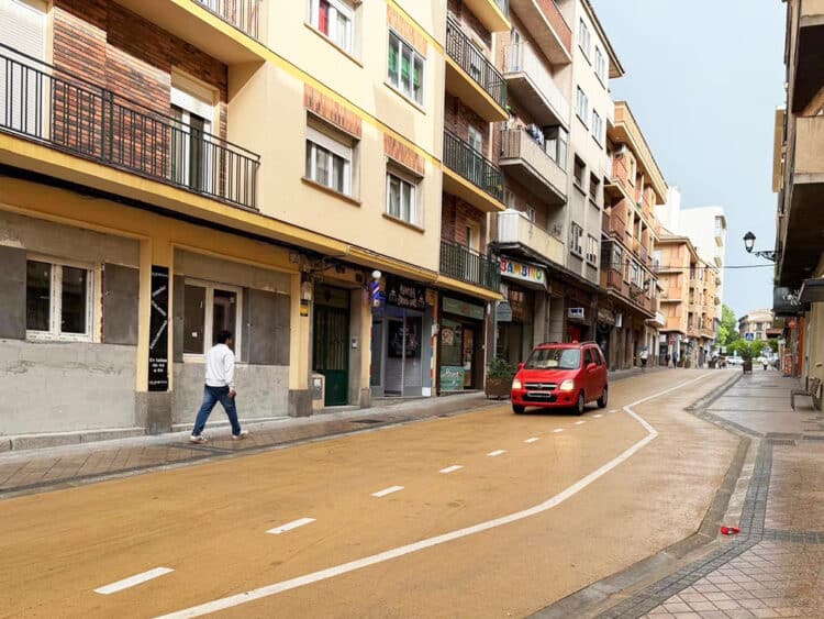 Un coche circulando por la calle peatonal de Blanca de Silos. / AYUNTAMIENTO DE SEGOVIA
