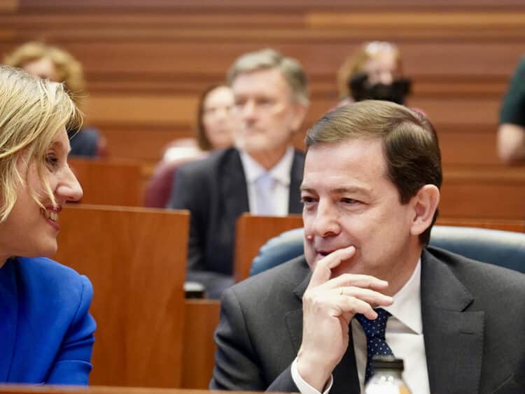 Mañueco da la bienvenida a una nueva legislatura “bajo el signo de la estabilidad” 1 Alfonso Fernández Mañueco, junto a Isabel Blanco. / ICAL - LETICIA PÉREZ