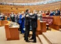 Francisco Vázquez recibe la felicitación de Alfonso Fernández Mañueco en la sesión constitutiva de las Cortes de Castilla y León. / ICAL - LETICIA PÉREZ